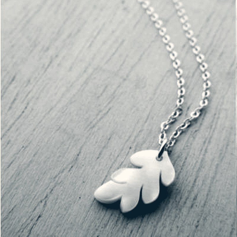 Hoja mother-of-pearl leaf necklace